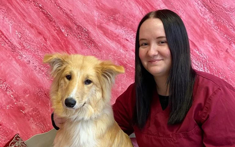 Foto von Denise Uster und ihrer Hündin Indi.